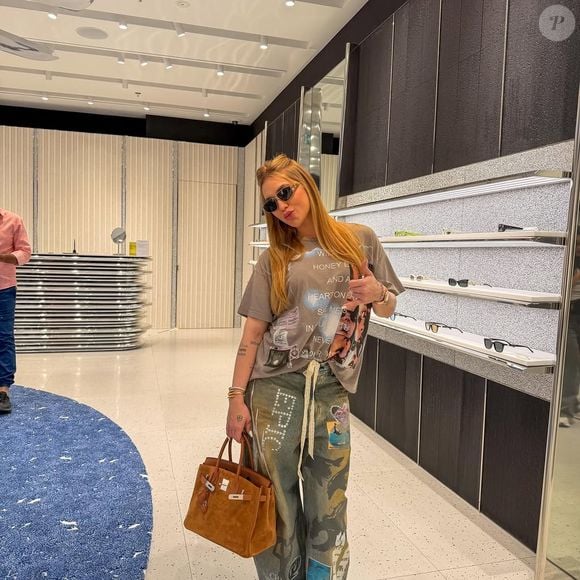 Virgínia Fonseca passeou por um shopping de Dubai