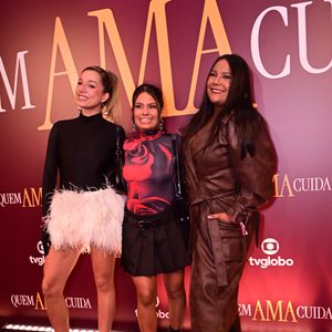 Samira, Gabi e Chayane, do 'BBB 26': o trio exibiu versatilidade com Samira em seu look de plumas, Gabi em um top estampado com padronagem de rosa e saia plissada, e Chayane em um elegante sobretudo de couro marrom de corte clássico