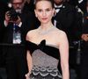Natalie Portman apostou em uma criação Dior em tule e veludo preto, bordada com escamas prateadas.