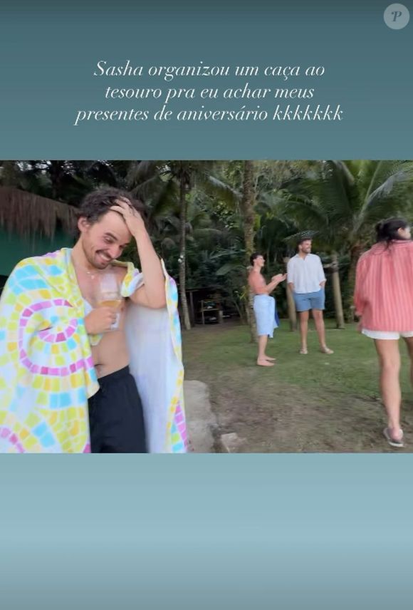 Namorado de Bruna Marquezine, Shawn Mendes (de toalha na cintura) também foi ao aniversário de João Lucas