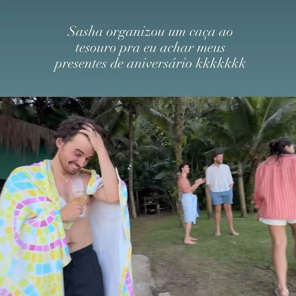Namorado de Bruna Marquezine, Shawn Mendes (de toalha na cintura) também foi ao aniversário de João Lucas
