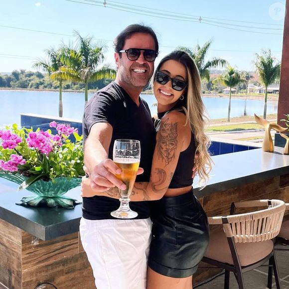 Henrique Maderite ao lado da filha mais velha; famoso era pai também de um rapaz e de uma criança