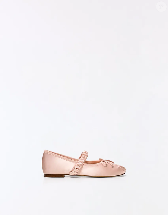 A Bershka tem uma sapatilha de cetim rosa por R$ 199 que aposta em detalhes inspirados no universo do balé. Segundo a descrição do produto, o modelo conta com palmilha técnica flexível AIRFIT, feita de espuma de látex para proporcionar maior conforto