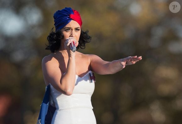 Em um comício de apoio a Hillary Clinton realizado em Iowa, nos Estados Unidos, em outubro de 2016, Katy Perry chamou a atenção também pelo visual escolhido para a ocasião. A cantora usou um vestido branco tomara que caia com o logotipo da campanha da candidata democrata, reforçando publicamente seu apoio à disputa presidencial daquele ano
