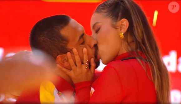 Renata e Maike se beijaram na festa do último sábado, 5 de abril de 2025