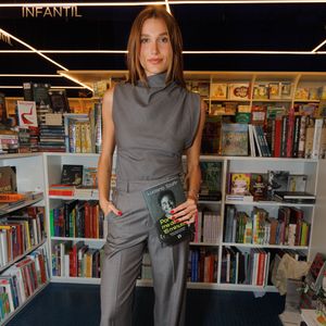 Look total cinza de Sasha Meneghel tem alfaiataria como protagonista e exala estilo casual chic