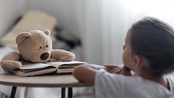 Quando uma criança cresce em um lar infeliz ou em um ambiente inseguro, pode apresentar falta de empatia nos relacionamentos, desenvolver relações de codependência ou ter dificuldade para confiar e estabelecer intimidade com um parceiro