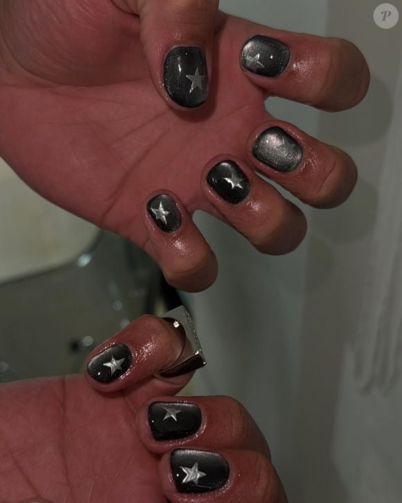 Entre os estilos que chamam atenção está o Celestial & Magnético, conhecido pelo efeito cat eye. A proposta combina um fundo escuro esfumado com brilho magnético metálico e pequenas estrelas prateadas centralizadas. O resultado é uma nail art sombria, mística e sofisticada, mas sem perder o aspecto moderno