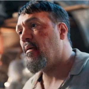 Misael (Belo) solta veneno sobre falsificação de remédios para Leonardo (Pedro Novaes)