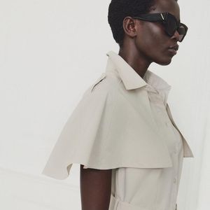 Por R$ 439, o vestido midi camel-claro da Zara combina gola de lapela, manga capa e cintura ajustável para uma silhueta sofisticada