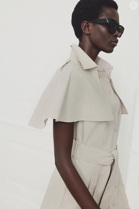 Por R$ 439, o vestido midi camel-claro da Zara combina gola de lapela, manga capa e cintura ajustável para uma silhueta sofisticada