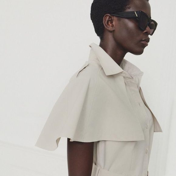 Por R$ 439, o vestido midi camel-claro da Zara combina gola de lapela, manga capa e cintura ajustável para uma silhueta sofisticada