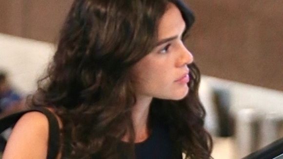 Gente como a gente? Bruna Marquezine é zoada na internet após pergunta sobre viagem SP-RJ: 'Quer carona ou ajuda na gasolina'