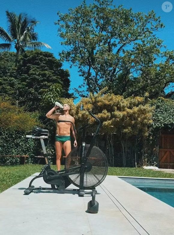 Casa de José Loreto possui sauna, orquidário e até sala de ensaios