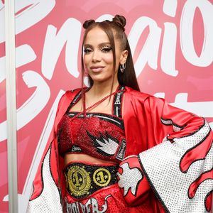 Anitta surgiu como uma boxeadora em seu ensaio de pré-Carnaval