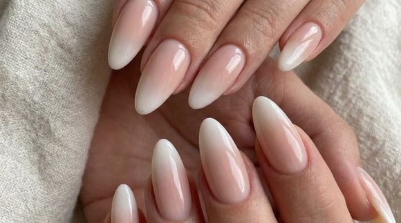 A 'milk french' suaviza a francesa tradicional com transição cremosa entre nude e branco, resultando em uma ponta difusa e moderna