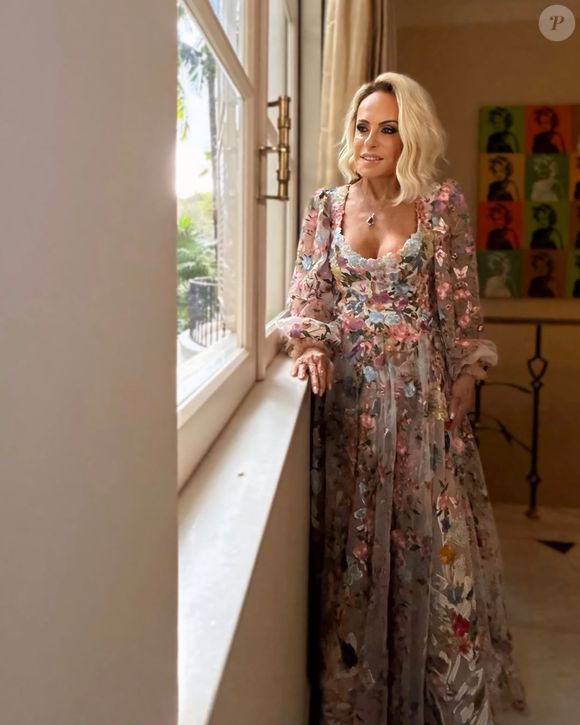 Ana Maria Braga dispensou os modelitos tradicionais e subiu ao altar com um vestido de noiva com aplicações de flores