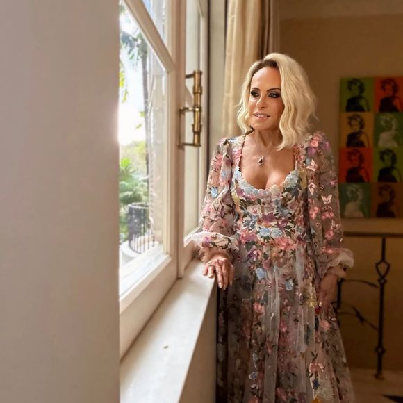 Ana Maria Braga dispensou os modelitos tradicionais e subiu ao altar com um vestido de noiva com aplicações de flores