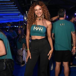 Belíssima, Gabriela Loran apostou em um abadá em formato de top com calça preta