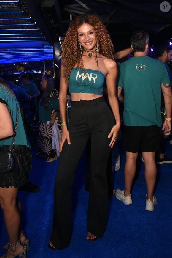 Belíssima, Gabriela Loran apostou em um abadá em formato de top com calça preta