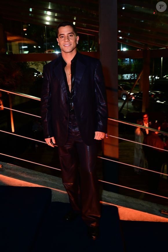 André Lamoglia: o ator escolheu uma alfaiataria em tom escuro. O conjunto é composto por um blazer estruturado e calça de caimento reto, combinados com uma camisa preta fluida semiaberta no peito. Ele complementou o visual com correntes delicadas no pescoço e sapatos pretos