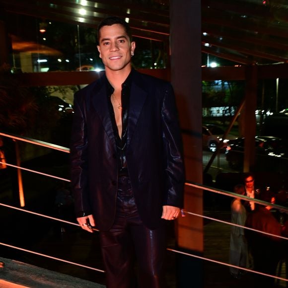 André Lamoglia: o ator escolheu uma alfaiataria em tom escuro. O conjunto é composto por um blazer estruturado e calça de caimento reto, combinados com uma camisa preta fluida semiaberta no peito. Ele complementou o visual com correntes delicadas no pescoço e sapatos pretos