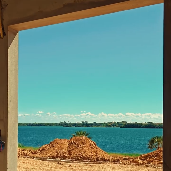Mansão de Ivete Sangalo tem sala com janelas que trazem vista para o Rio São Francisco