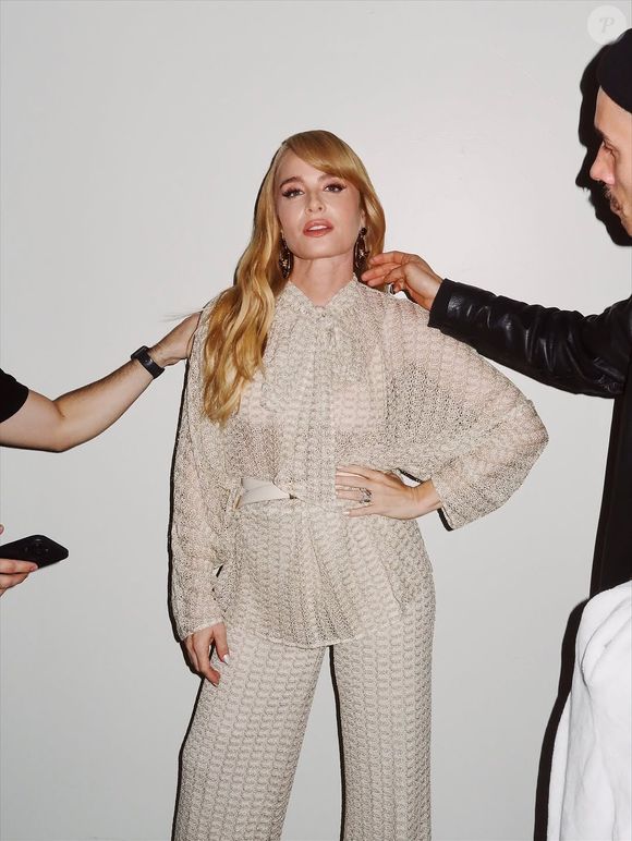 Angélica também roubou a cena pelo look grifado: um conjuntinho elegante e neutro