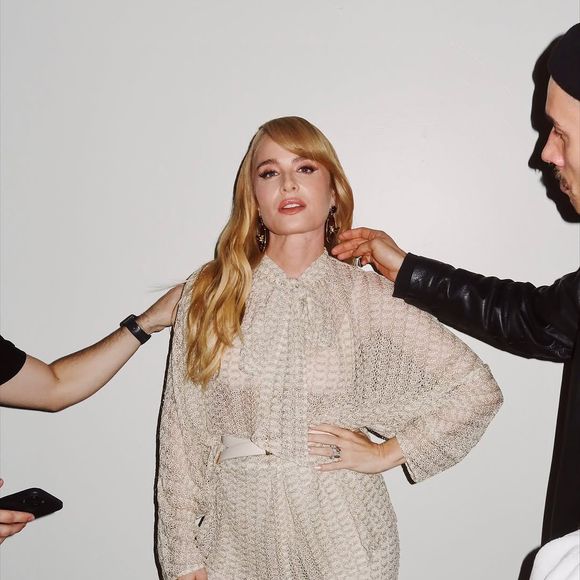 Angélica também roubou a cena pelo look grifado: um conjuntinho elegante e neutro