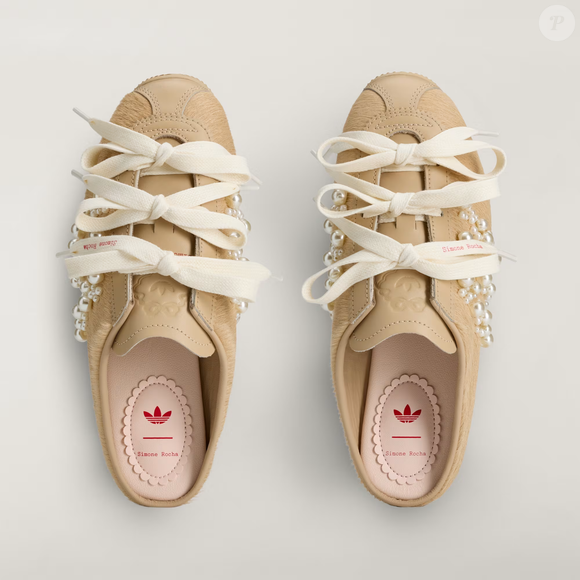 Com design slip-on, o tênis da Adidas dispensa cadarços e traz proposta prática, enquanto o cabedal e o forro em couro premium reforçam o acabamento sofisticado