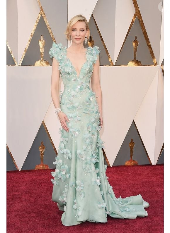 Segundo contou à edição italiana da Vogue, Cate Blanchett incluiu a asana (postura) em seu ritual de beleza por acreditar que ela ajuda a acalmar a mente e regular o humor