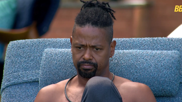 O que aconteceu com Leandro 'Boneco' no 'BBB 26'? Após 8 horas fora do game e rumores de desclassificação, brother retorna e atualiza estado de saúde