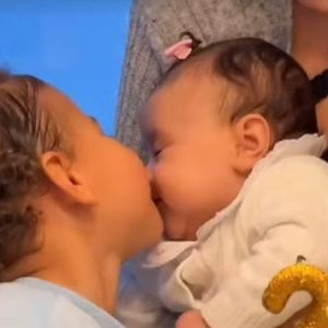 Mavie esbanjou fofura - e carinho! - na festa de 2 meses da irmã Mel