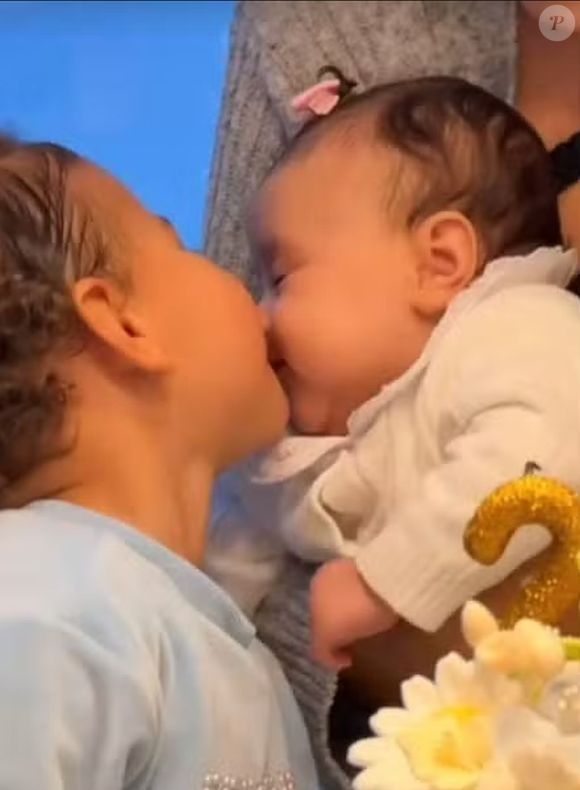 Mavie esbanjou fofura - e carinho! - na festa de 2 meses da irmã Mel