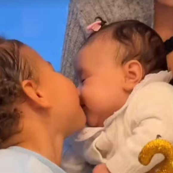 Mavie esbanjou fofura - e carinho! - na festa de 2 meses da irmã Mel