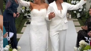 Cerimônia íntima ao ar livre e looks sofisticados: o casamento de Marta Silva com a ex-jogadora Carrie Lawrence na Flórida
