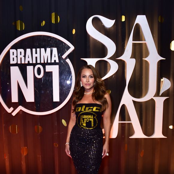 A atriz Carla Diaz investiu em look sóbrio com brilho para dia 2 de desfiles na Sapucaí