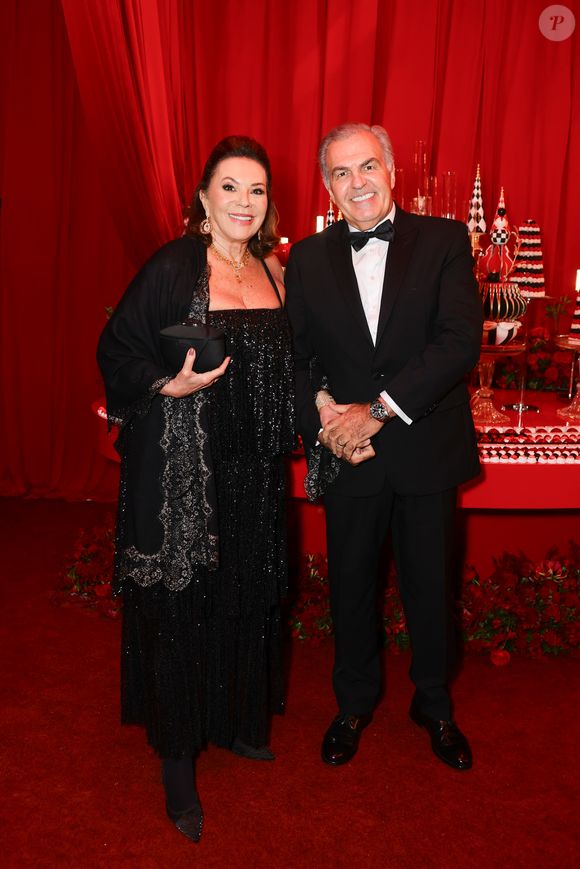 Beth Szafir, avó de Sasha, foi de preto à festa de Natal 2025 da decoradora Andrea Guimarães
