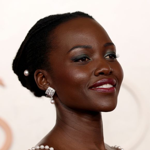Lupita Nyong'o apostou em sombras metalizadas no Oscar 2025.