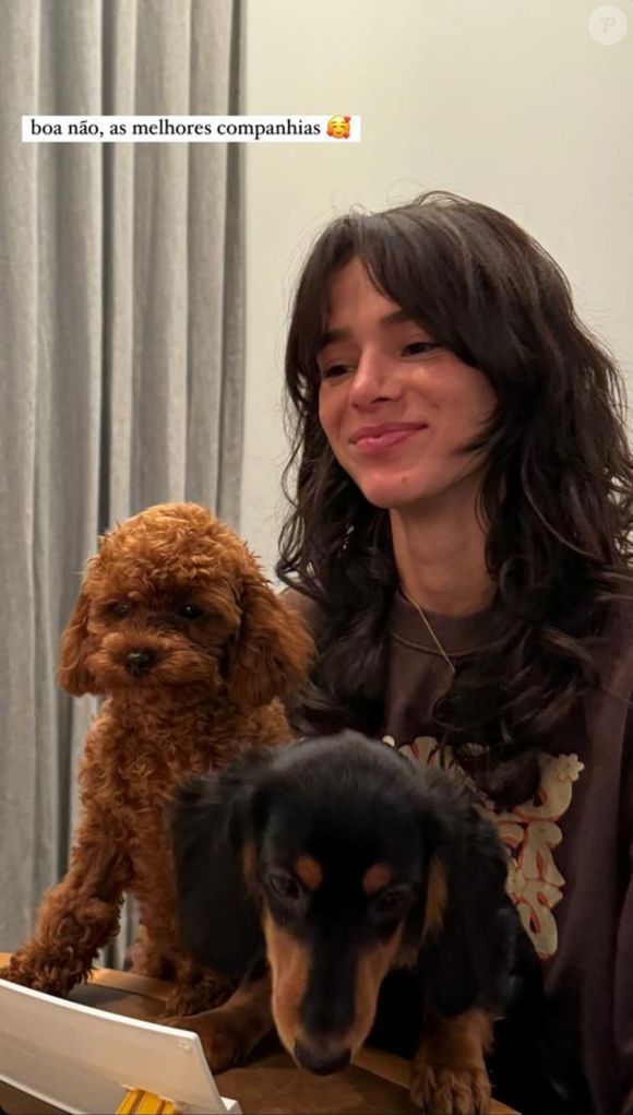 Bruna Marquezine com Haku e Chihiro, os cachorros adotados com João Guilherme