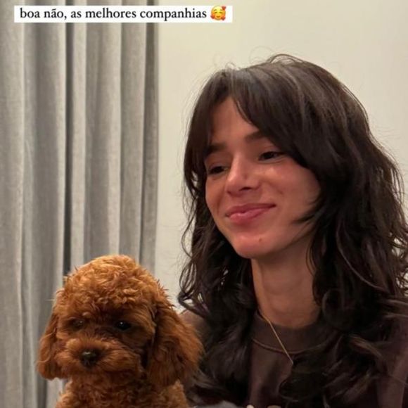 Bruna Marquezine com Haku e Chihiro, os cachorros adotados com João Guilherme