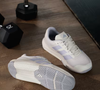 Para quem gosta de calçados esportivos discretos, o Dropset Base, da Adidas, na cor cinza, pode ser uma alternativa para a rotina de treinos. A tonalidade lembra a pelagem do coala e permite explorar combinações com roupas de diferentes cores, sem depender de um visual chamativo