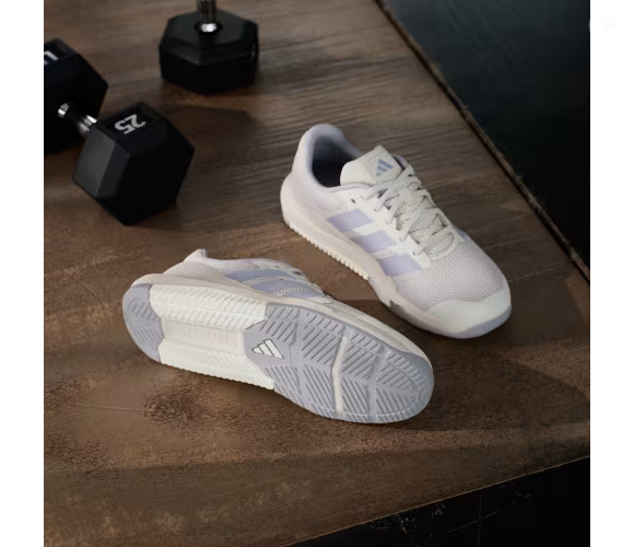 Para quem gosta de calçados esportivos discretos, o Dropset Base, da Adidas, na cor cinza, pode ser uma alternativa para a rotina de treinos. A tonalidade lembra a pelagem do coala e permite explorar combinações com roupas de diferentes cores, sem depender de um visual chamativo