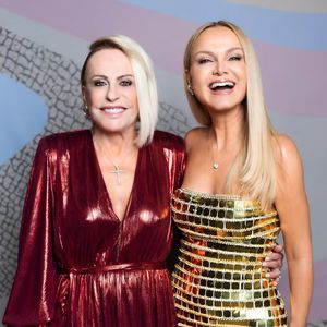 Eliana roubou a cena com look dourado ao gravar vinheta da TV Globo