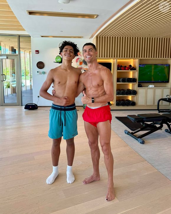 Cristiano Ronaldo surge em foto com o filho, mas detalhe nada comum nos pés vira assunto nas redes