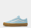 O Vans Old Skool LX Gum Crystal Blue tem design de cano baixo inspirado na década de 90 e integra a coleção Music, Punk Capsule, mantendo a icônica Sidestripe™ da marca