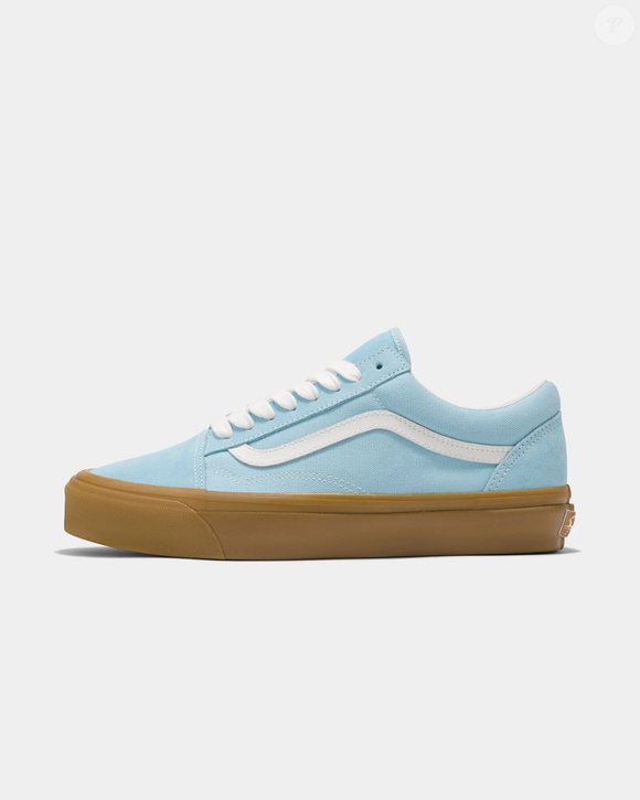 O Vans Old Skool LX Gum Crystal Blue tem design de cano baixo inspirado na década de 90 e integra a coleção Music, Punk Capsule, mantendo a icônica Sidestripe™ da marca