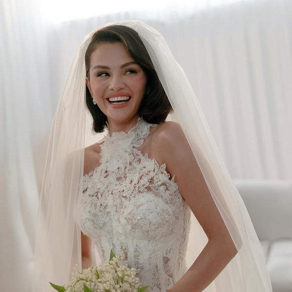 Selena Gomez aposta em renda bordada e gola alta para o vestido mais impactante do casamento