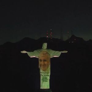 Nas redes sociais, a projeção no Cristo Redentor gerou grande comoção. "Que gesto lindo!