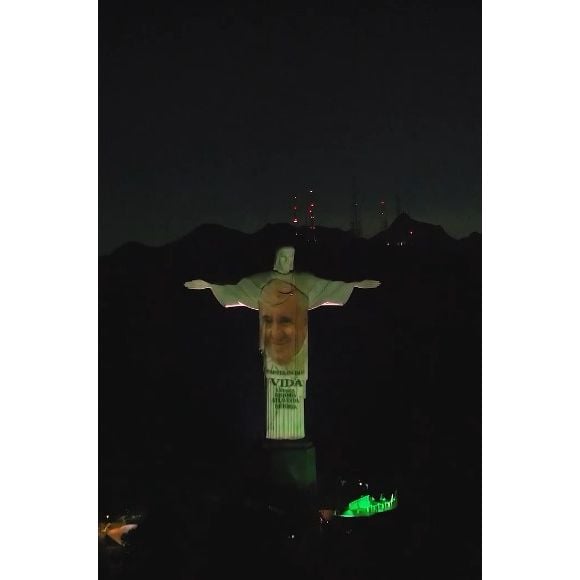 Nas redes sociais, a projeção no Cristo Redentor gerou grande comoção. "Que gesto lindo!